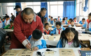 何晓巍参加书法进校园活动走进泡桐树小学西区缩略图