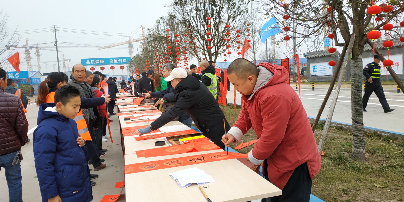 何晓巍应邀参加2019“成都是我家”团年饭系列活动，走进天府机场建筑工地插图1