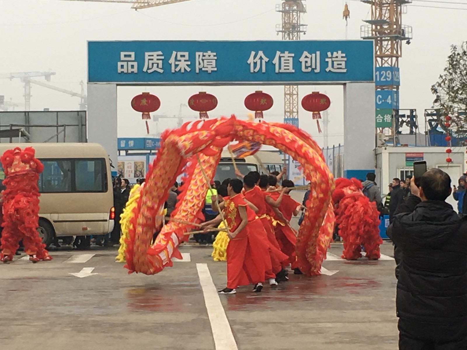 何晓巍应邀参加2019“成都是我家”团年饭系列活动，走进天府机场建筑工地插图2