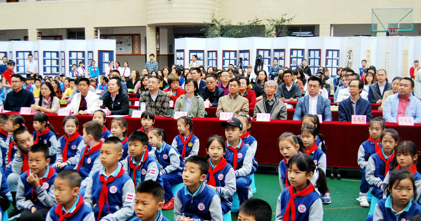 何晓巍参加书法进校园活动走进成都市光荣小学插图1