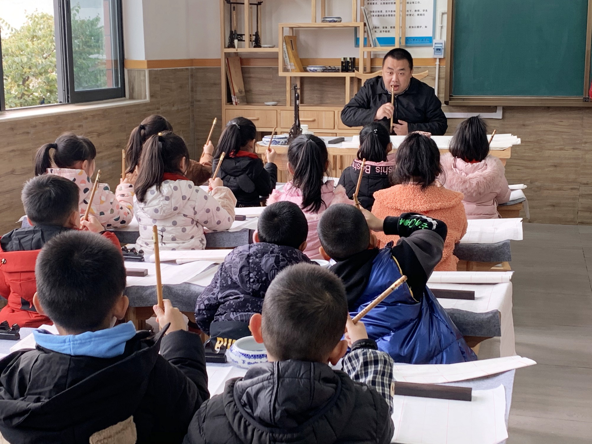 何晓巍参加书法进校园活动走进成都市兴盛小学插图2