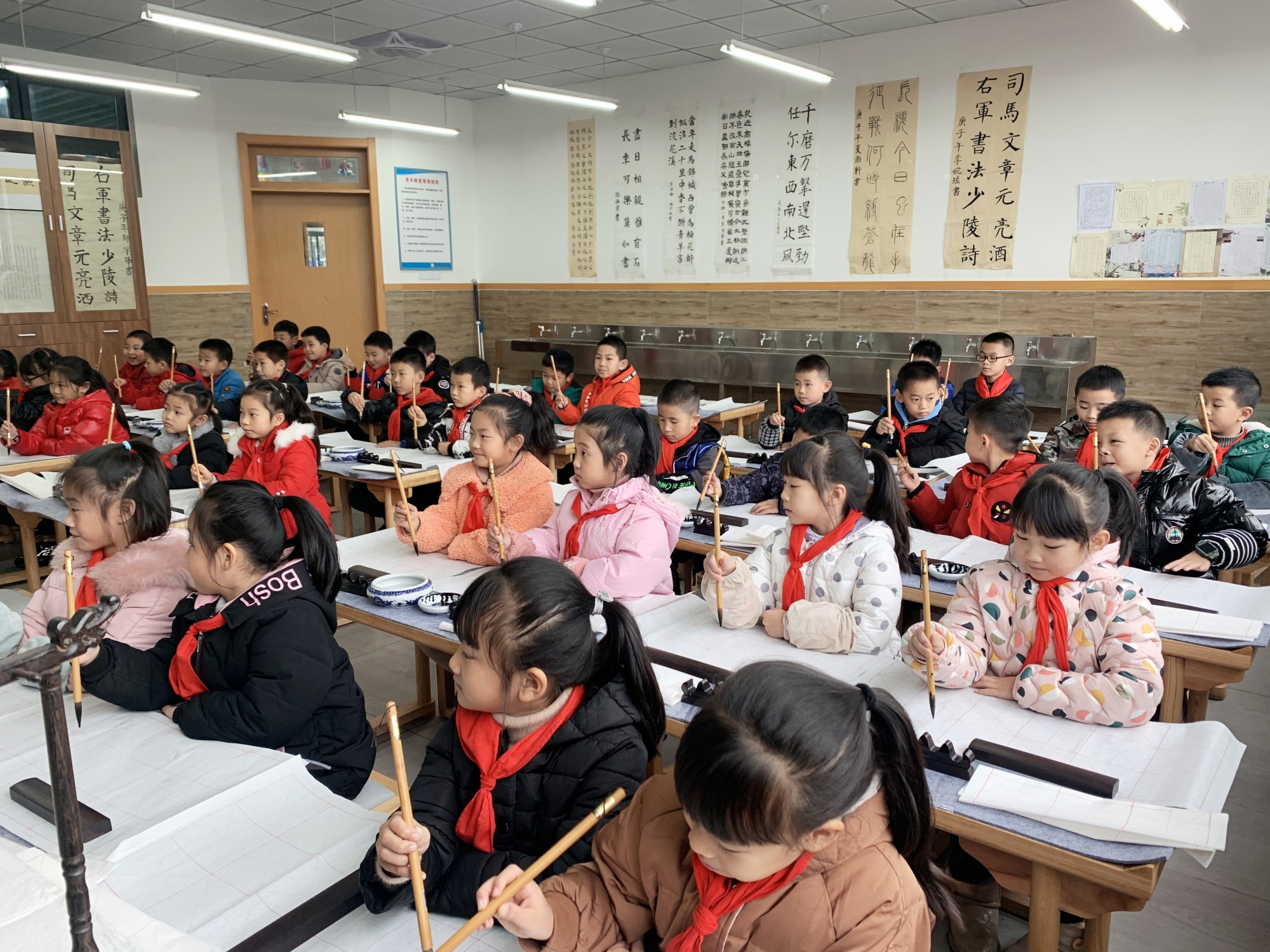 何晓巍参加书法进校园活动走进成都市兴盛小学插图1